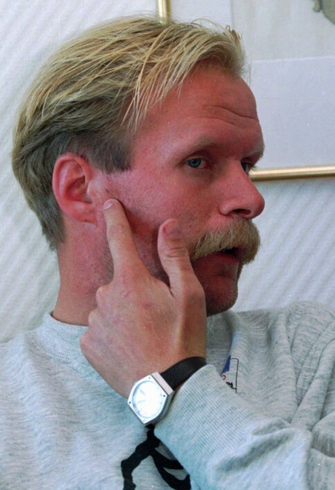 STERKE INNTRYKK: Det ble gjort forberedelser til å henrette Frode Anmarkrud hvis politiet ikke holdt sin del av avtalen. Han peker her på punktet hvor han hadde en pistol rettet mot seg. Anmarkrud ble etter hendelsen på Torp hyllet som en helt. Det mener han selv har vært ufortjent. Foto: Terje Bendiksby / NTB Scanpix STERKE INNTRYKK: Det ble gjort forberedelser til å henrette Frode Anmarkrud hvis politiet ikke holdt sin del av avtalen. Han peker her på punktet hvor han hadde en pistol rettet mot seg. Anmarkrud ble etter hendelsen på Torp hyllet som en helt. Det mener han selv har vært ufortjent. Foto: Terje Bendiksby / NTB Scanpix